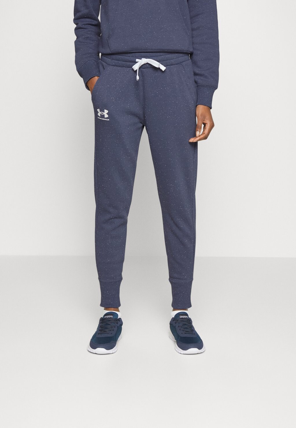 

Спортивные брюки Under Armour Rival, ливень серый / белый