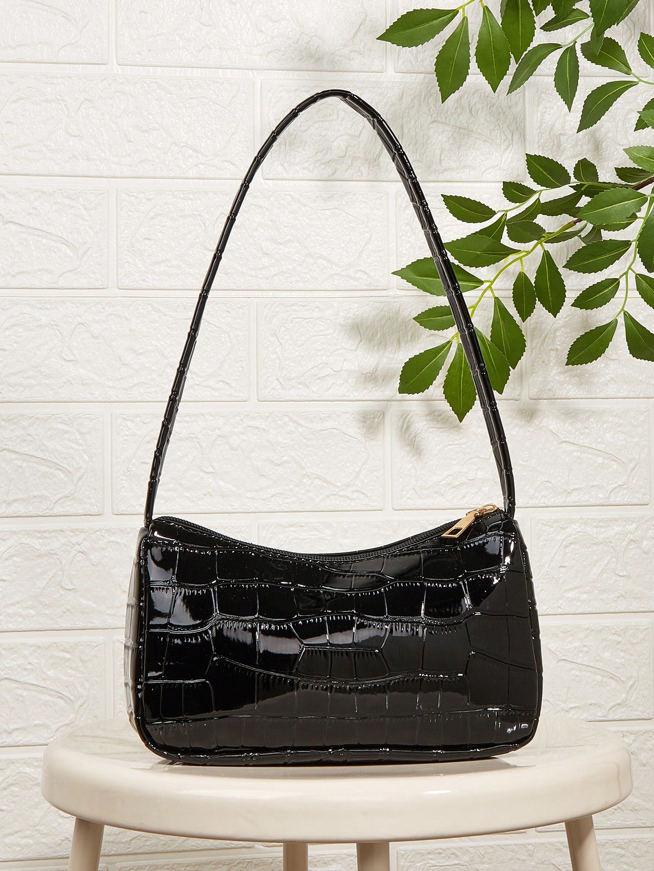 Миниатюрная сумка Baguette с металлическим тиснением под кожу крокодила, черный