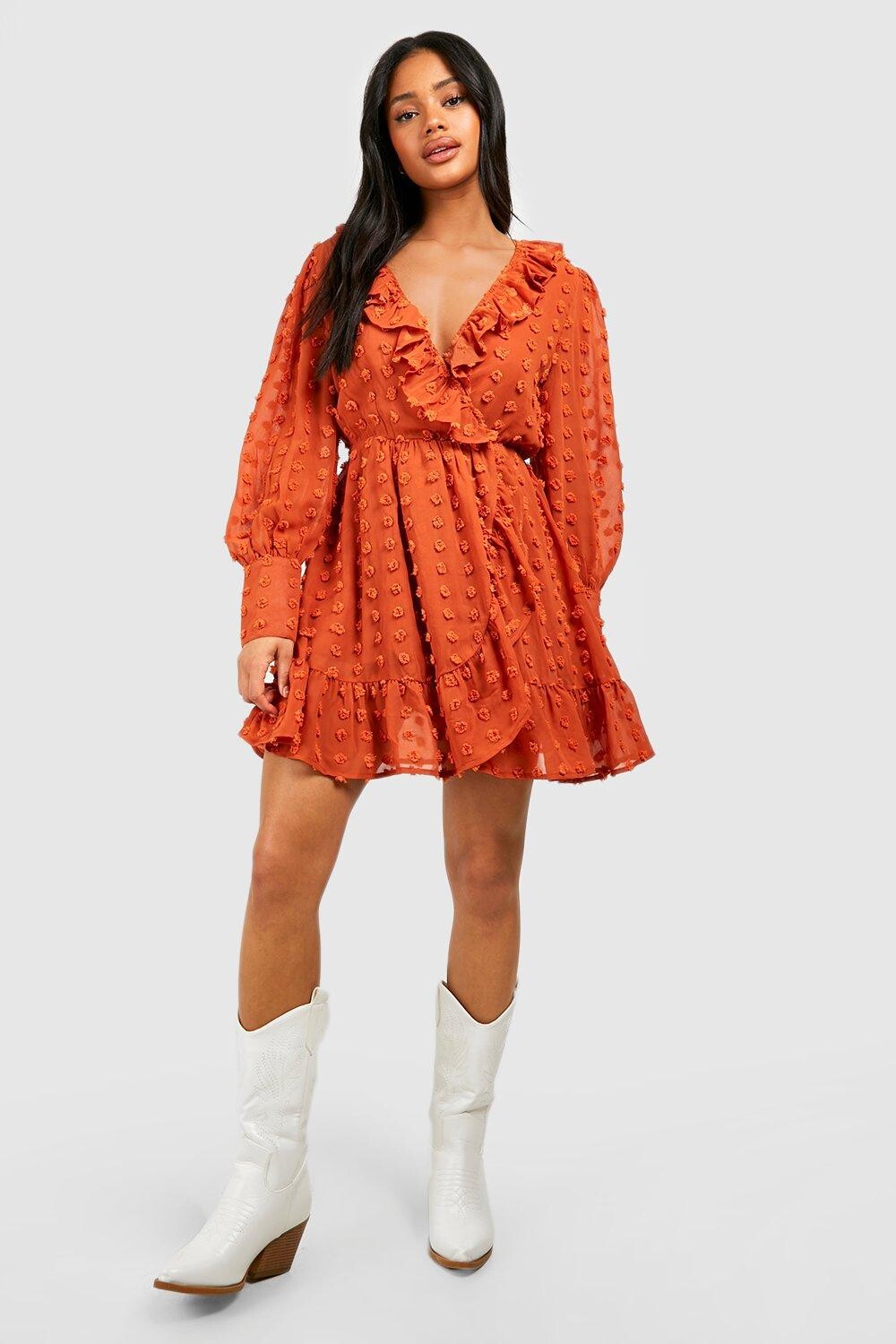 

Платье добби с руфлями и запахом Boohoo, ржавый