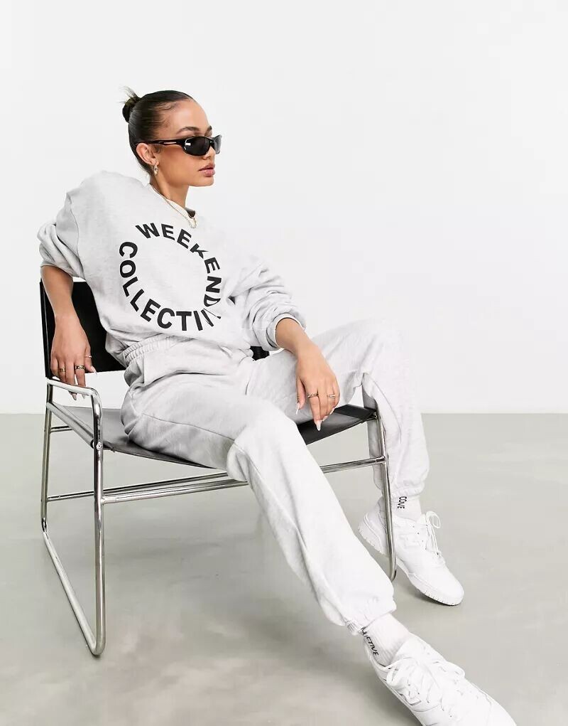 

Серо-лаймовый свободный свитшот с логотипом ASOS Weekend Collective