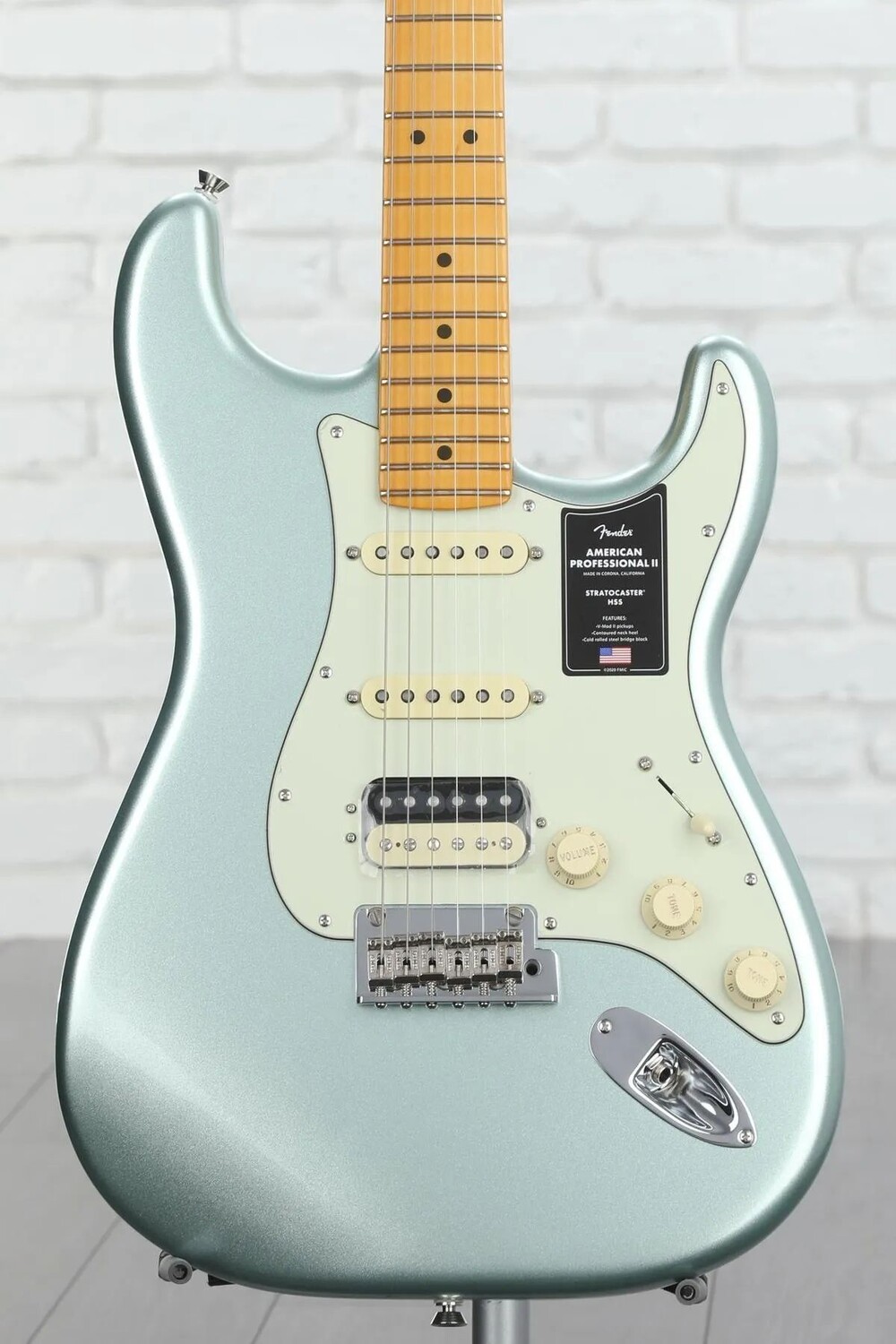 

Fender American Professional II Stratocaster HSS — Mystic Surf Green с кленовой накладкой на грифе