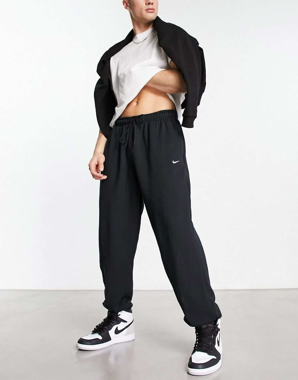 

Черные джоггеры Nike Circa