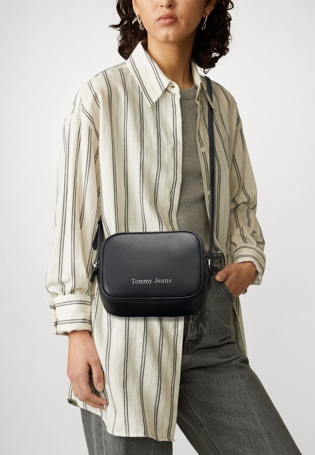 

Сумка через плечо MUST CAMERA BAG Tommy Jeans, черный