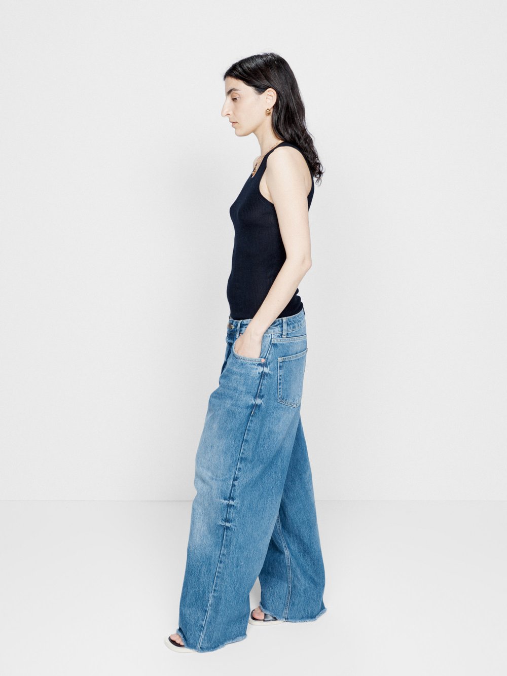 Суперширокие джинсы gait из смесового органического хлопка Raey, синий цена и фото