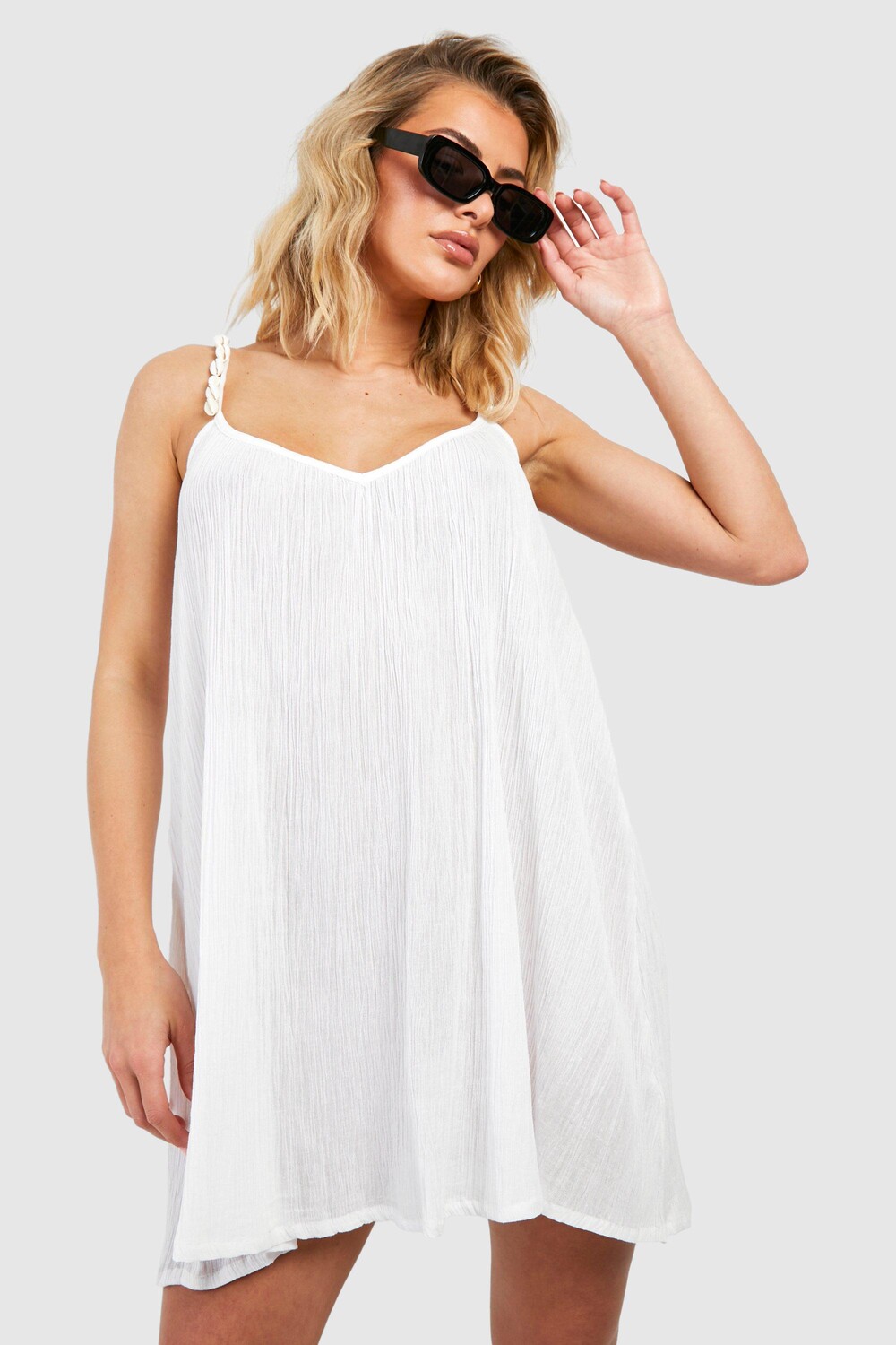 

Пляжное мини-платье с жатыми бретелями и ракушками boohoo, белый