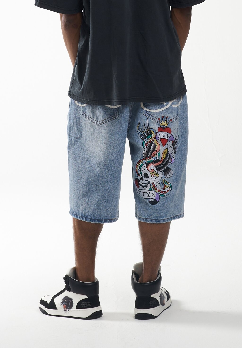 

Джинсовые шорты Ed Hardy