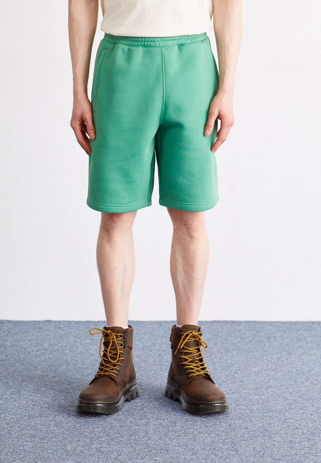 

Спортивные шорты ESSENTIAL adidas Originals, цвет preloved green