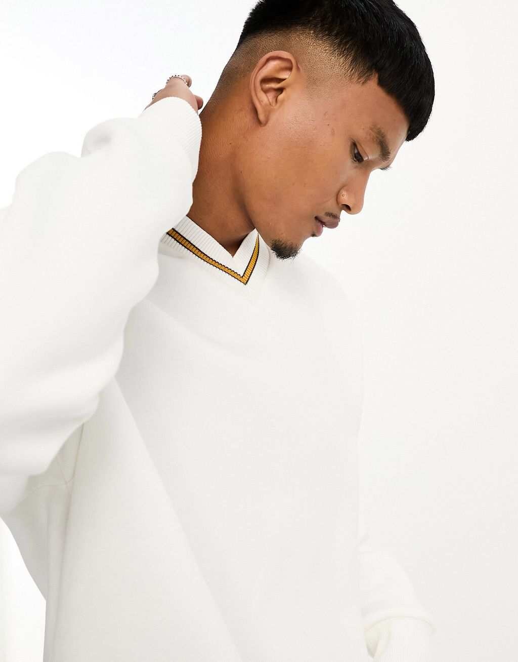

Белый свитшот с v-образным вырезом и кантом ASOS DESIGN