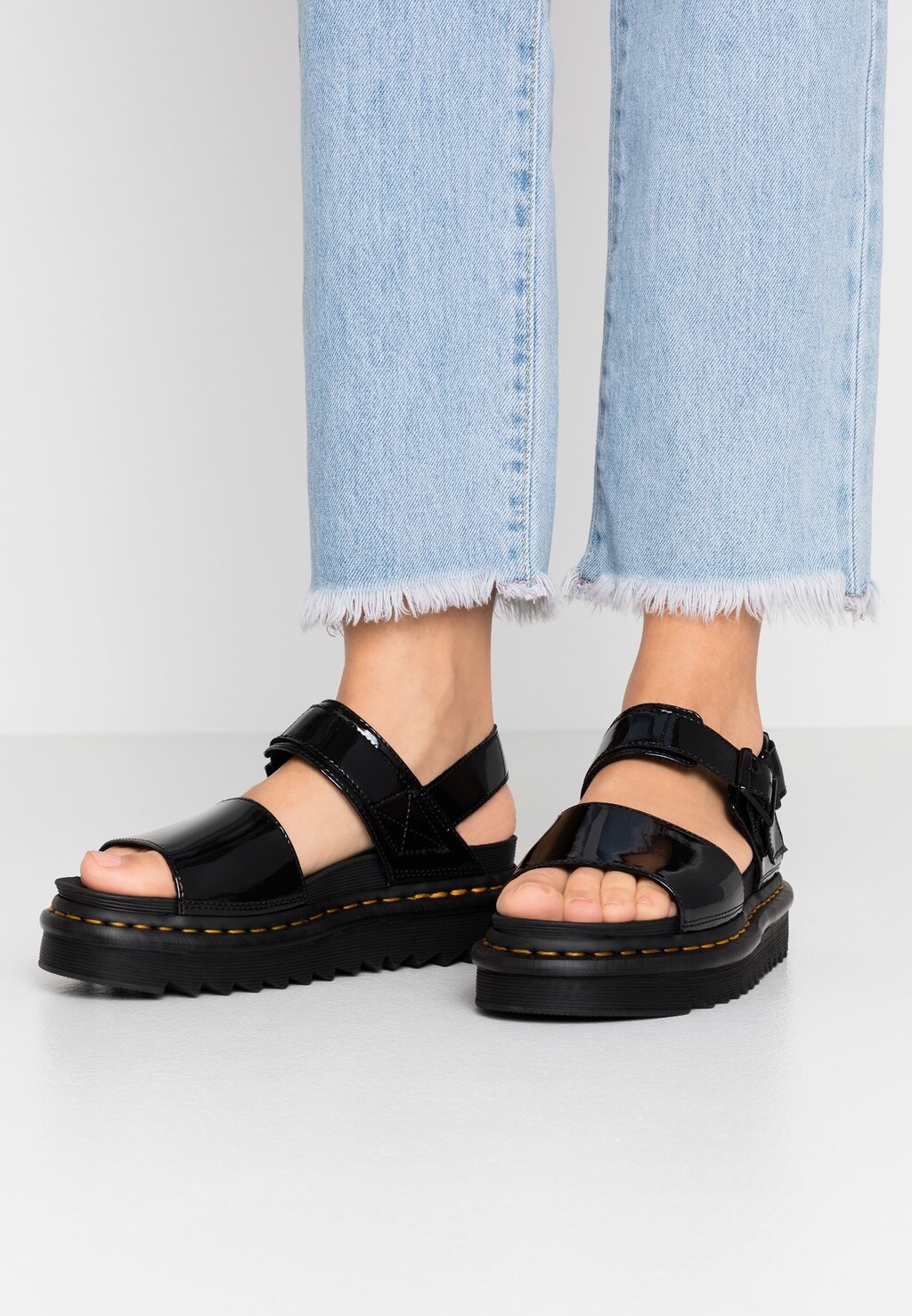 

Босоножки на платформе Dr. Martens, черный