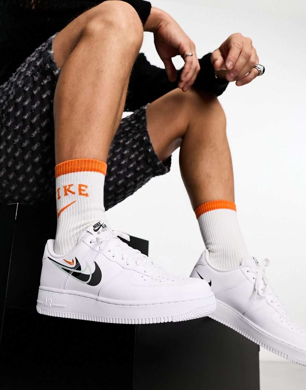 

Бело-черные кроссовки с логотипом Nike Air Force 1 '07
