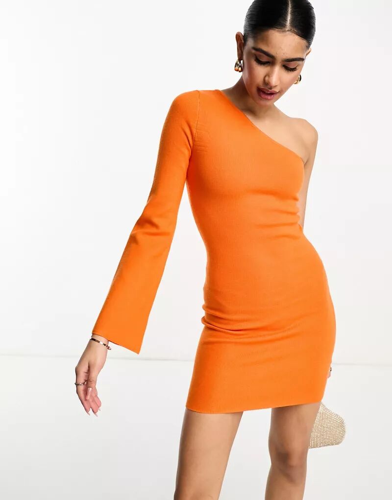цена Оранжевое трикотажное платье мини Pretty Lavish с рукавами на одно плечо