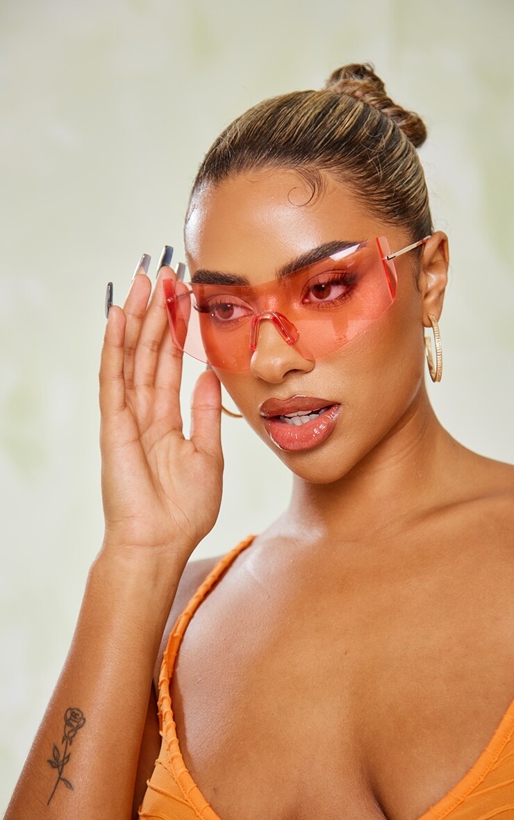 

PrettyLittleThing Розовые солнцезащитные очки в угловой оправе с козырьком
