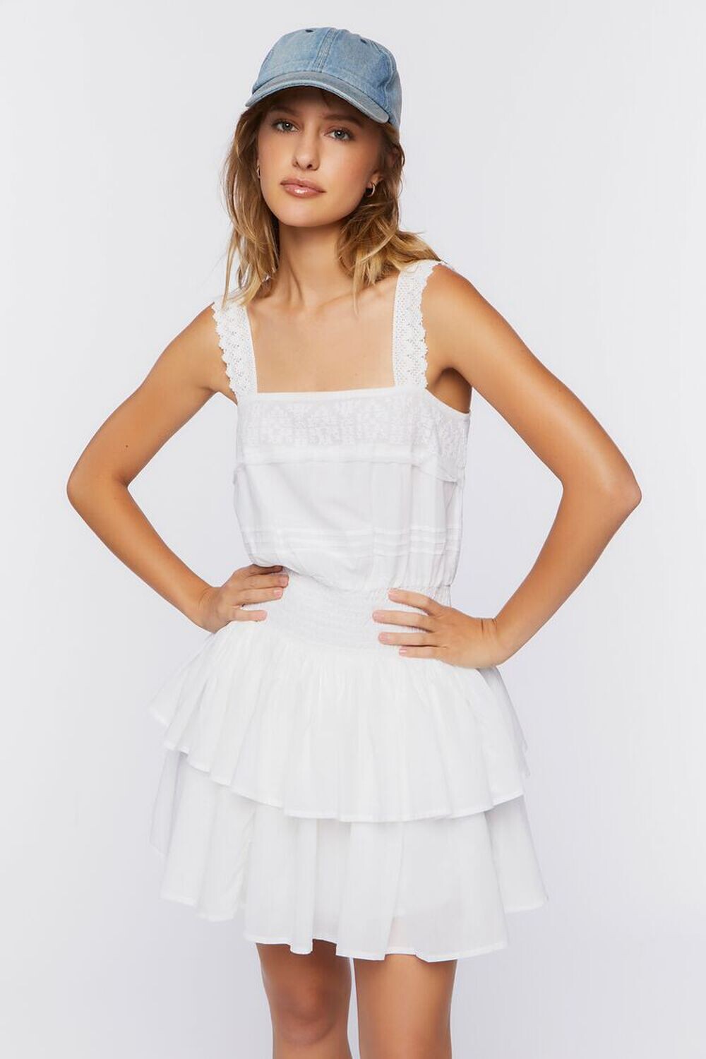 

Многоярусное мини-платье с рюшами Forever 21, белый