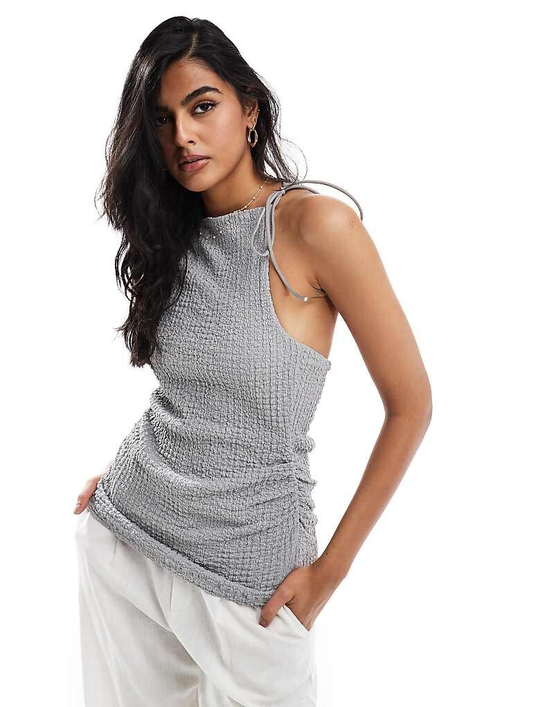 

ASOS DESIGN –Серый мятый топ на одно плечо с завязкой на плече