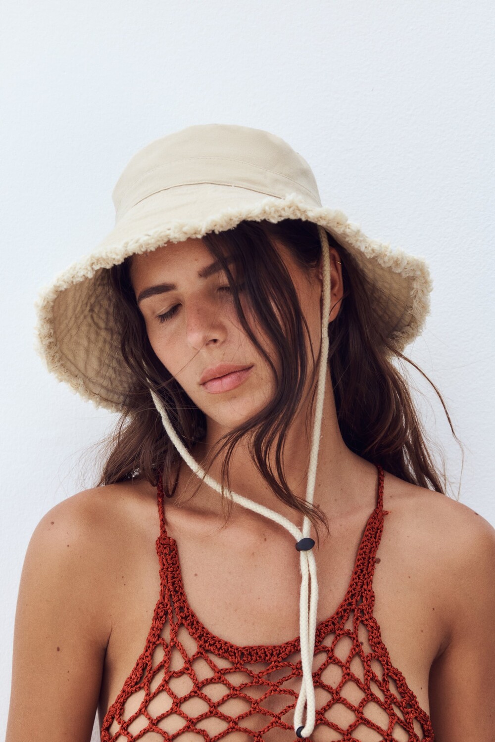 

Сумка freaked bucket с затягивающим шнуром Zara, песок