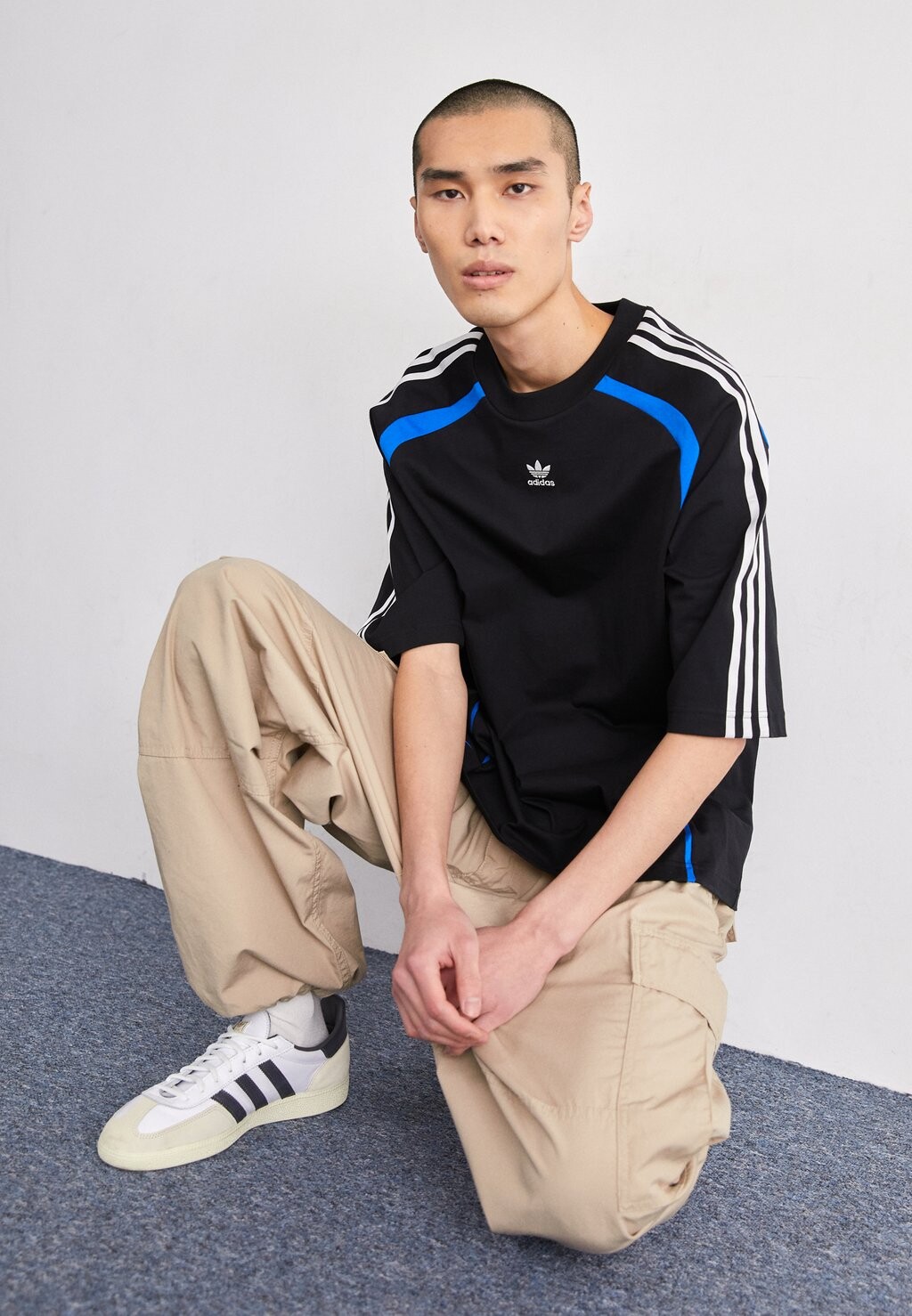 

Футболка с принтом Tee adidas Originals, черный