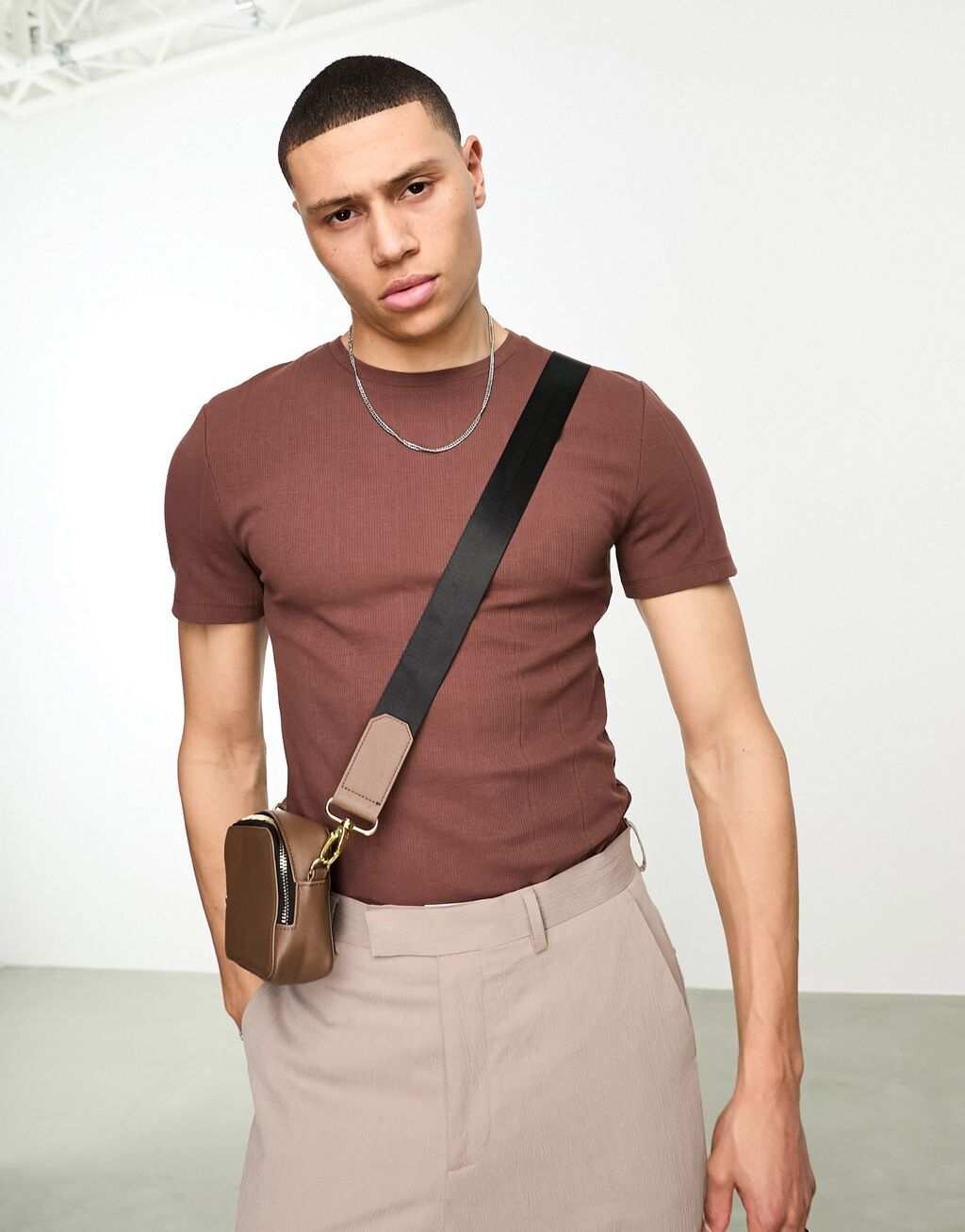 

Коричневая футболка в рубчик с мышцами ASOS DESIGN