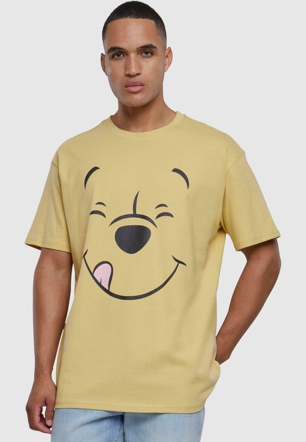 

Футболка с принтом Unisex Disney 100 Winnie Pooh Face Oversize Tee Upscale by Mister Tee, цвет palemoss