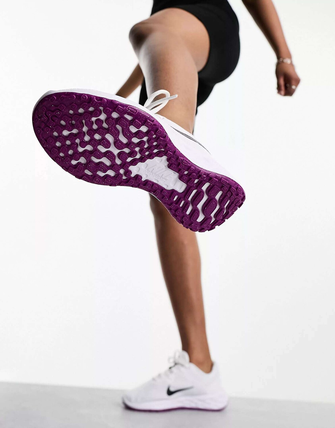 

Бело-фиолетовые кроссовки Nike Revolution 6