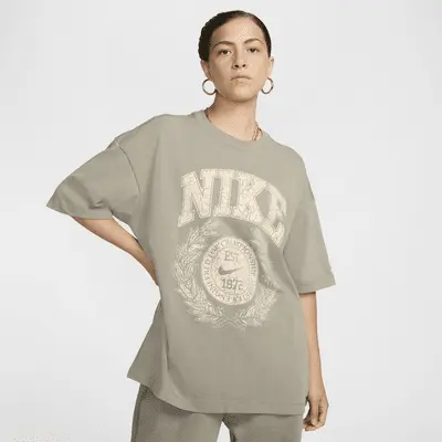 

Футболка Nike Sportswear Essential, цвет Light Army/Sanddrift