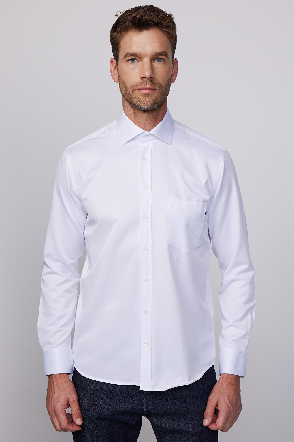цена Классическая хлопковая однотонная мужская белая рубашка TUDORS