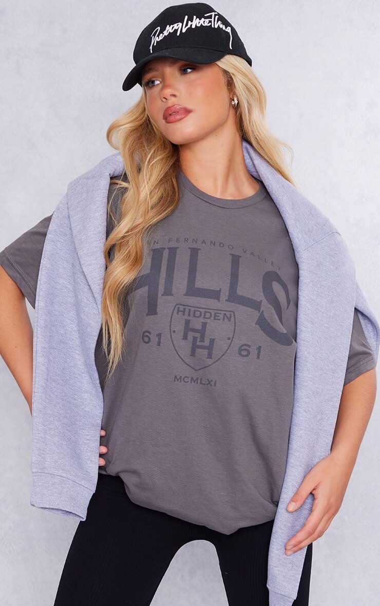 

PrettyLittleThing Темно-угольная футболка с принтом Hidden Hills