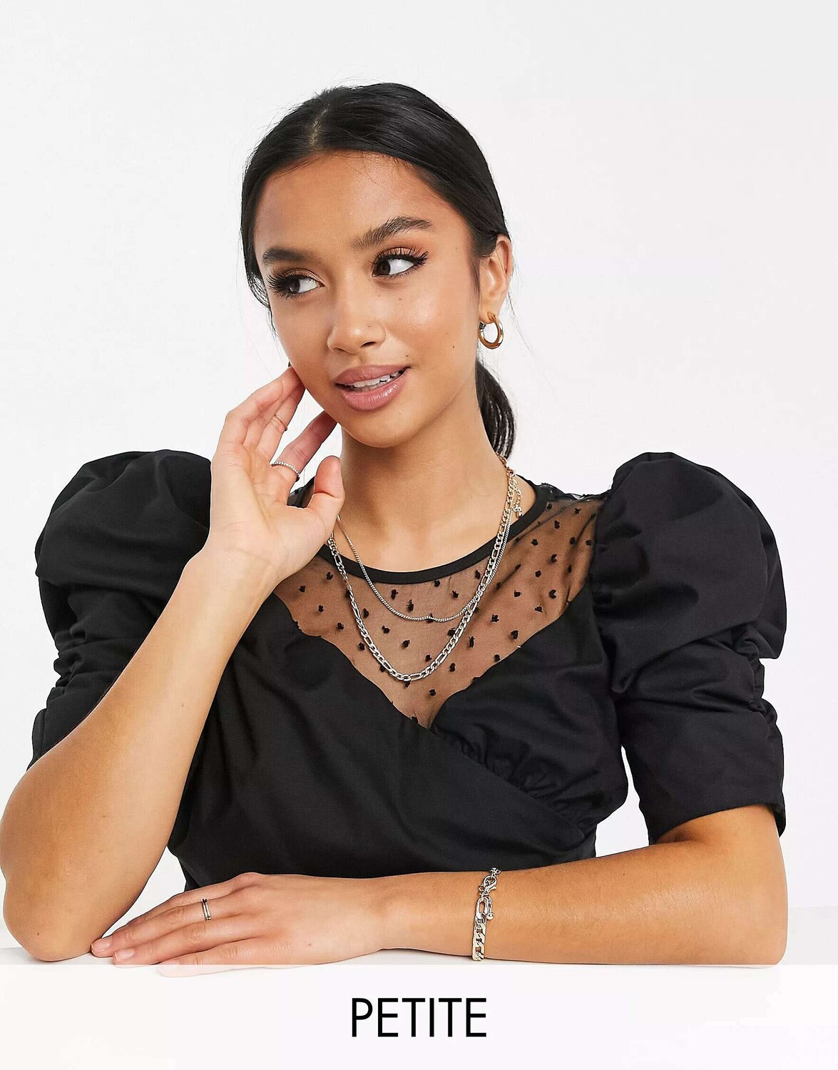 

Черный укороченный топ из сетки добби со сборками и рукавами River Island