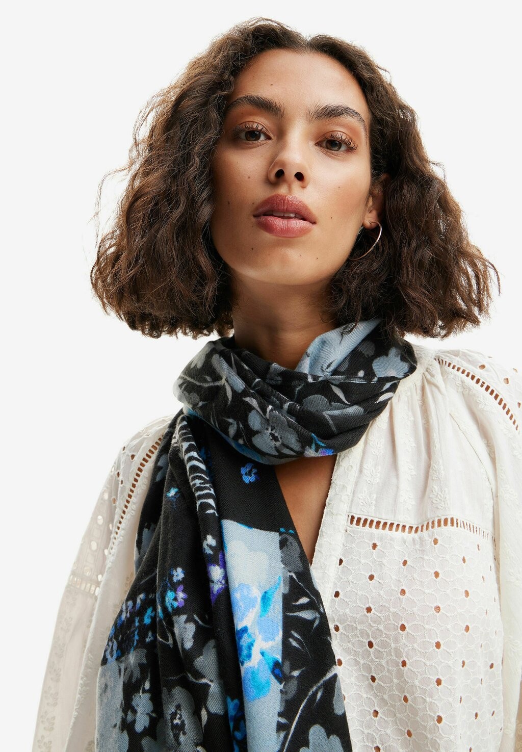 

Шарф RECTANGULAR PATCHWORK FLORAL Desigual, цвет blue