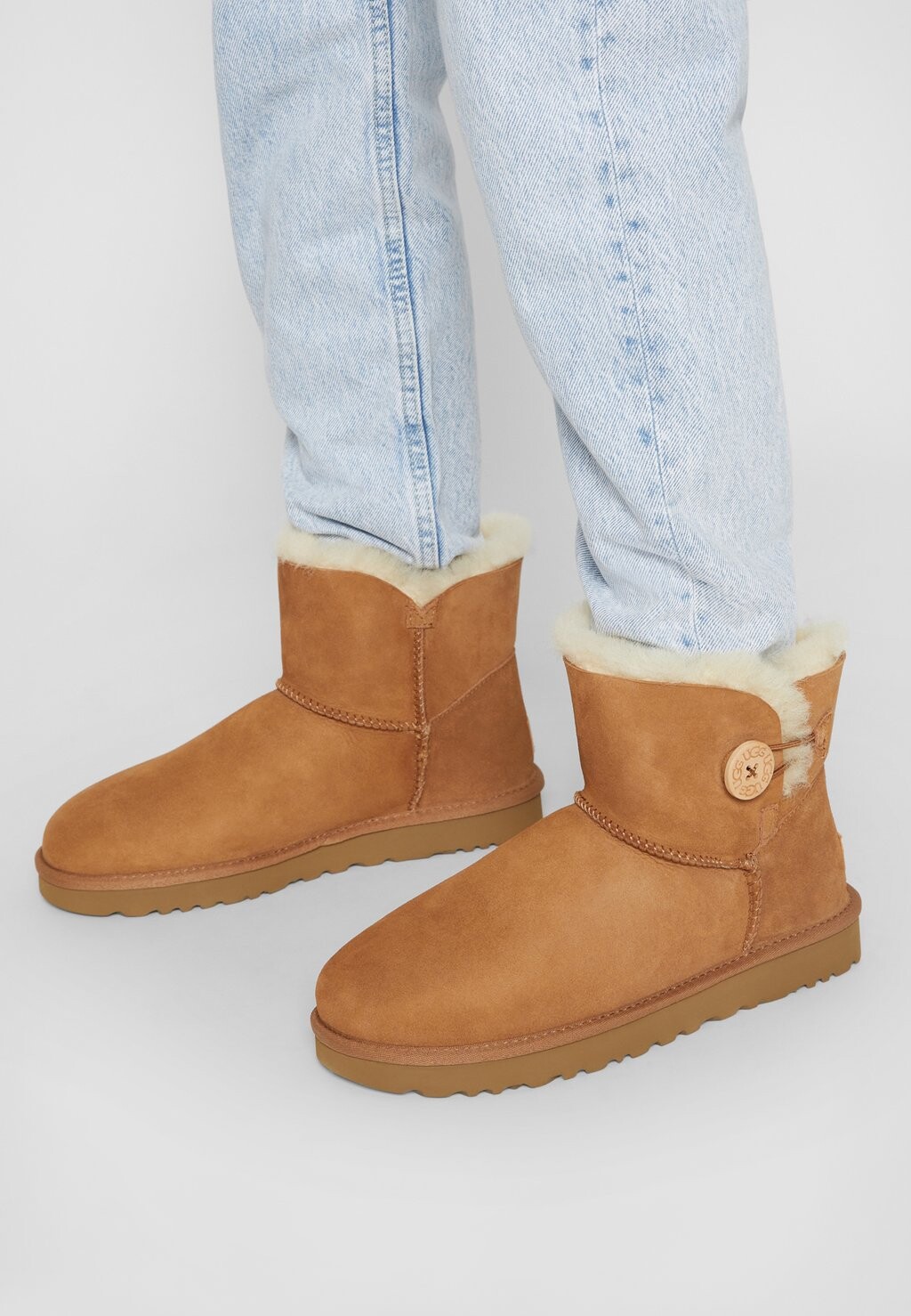 

Ботильоны MINI BAILEY BUTTON UGG, каштановый
