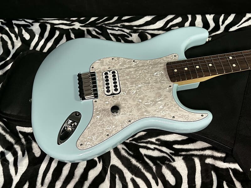 

Электрогитара 2023 Fender Limited Edition Tom DeLonge Signature Stratocaster Daphne Blue 8.05lbs- Authorized Dealer- In Stock! G01843