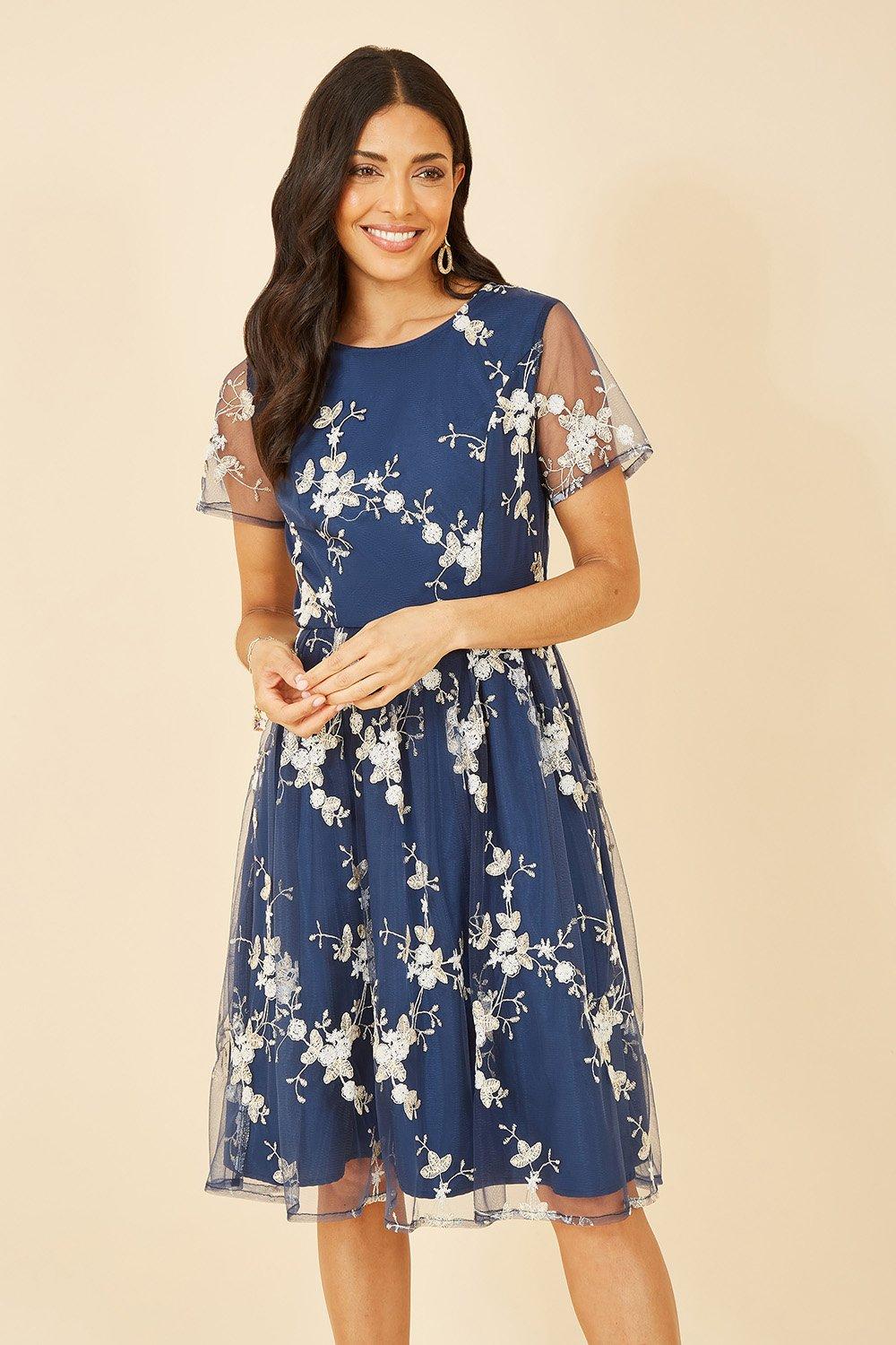 цена Темно-синее платье с плиссированной юбкой и цветочной вышивкой Yumi, синий