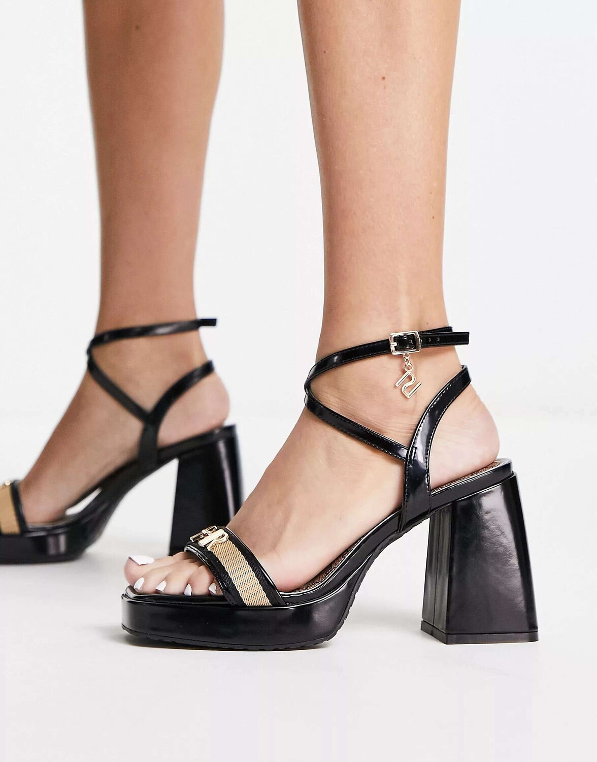 Черные босоножки на каблуке с ремешками River Island