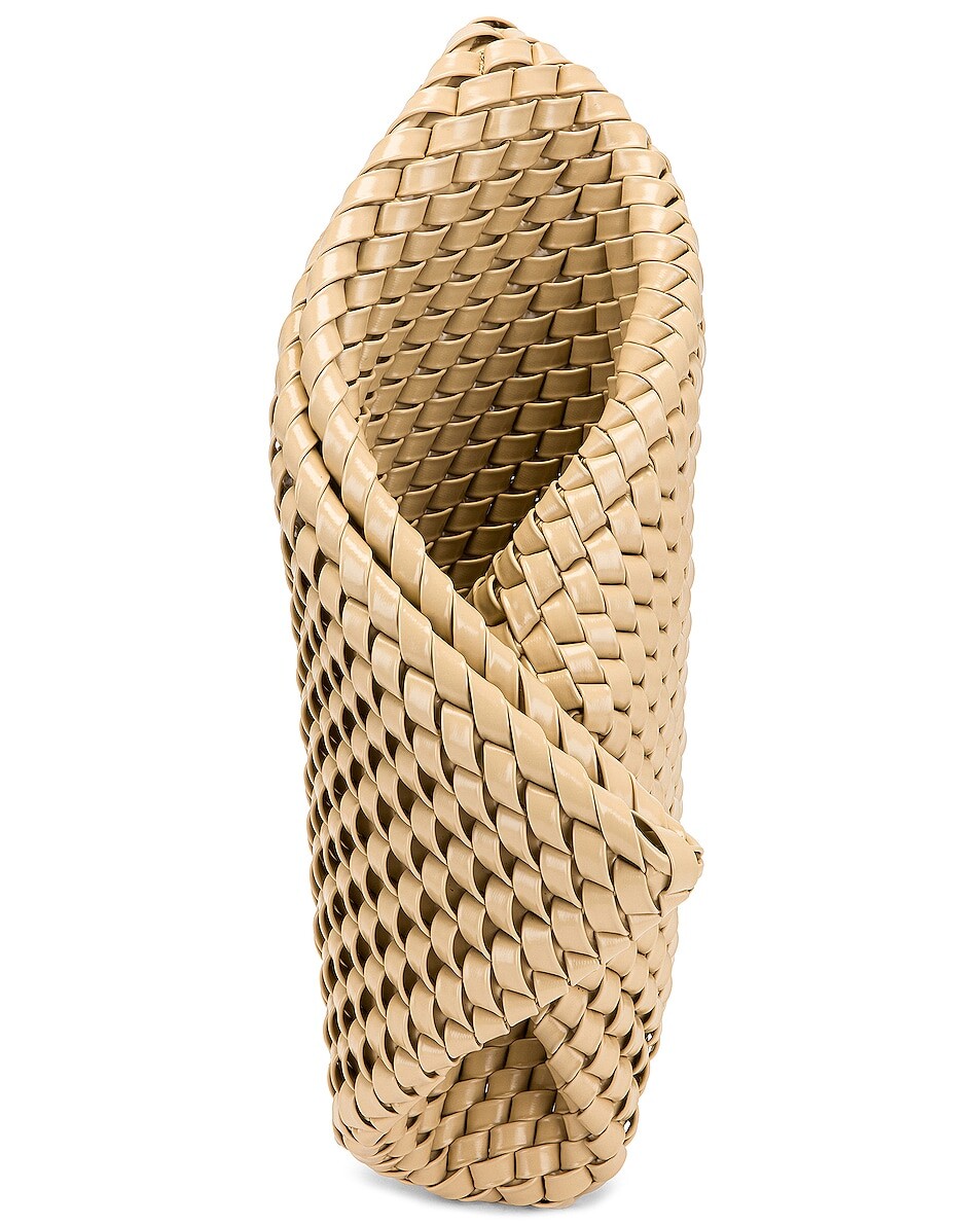 

Сумка-клатч Bottega Veneta Slanted, цвет Porridge & Silver