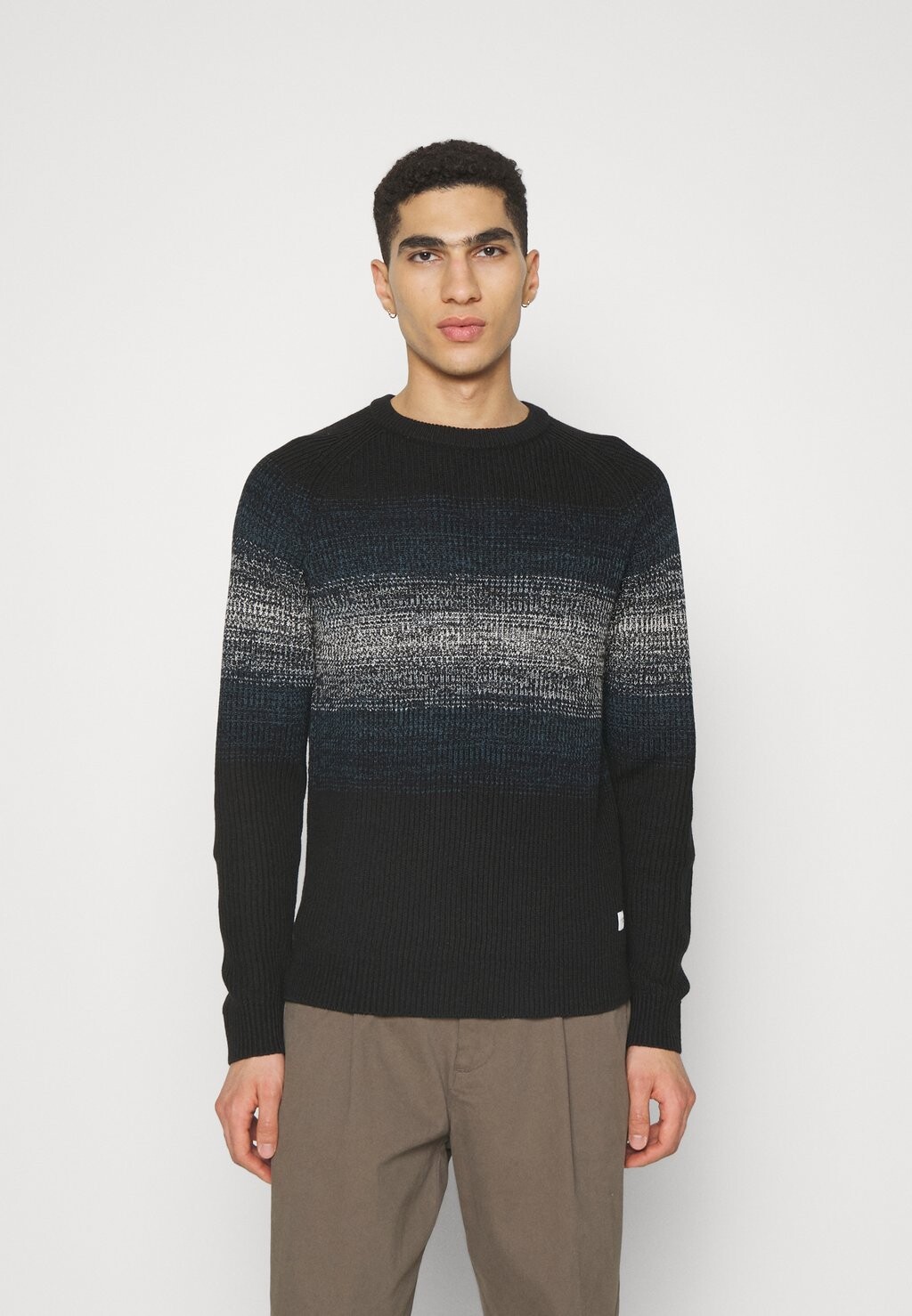 

Свитер JJPANNEL CREW NECK Jack & Jones, черный/матросский синий с градиентом