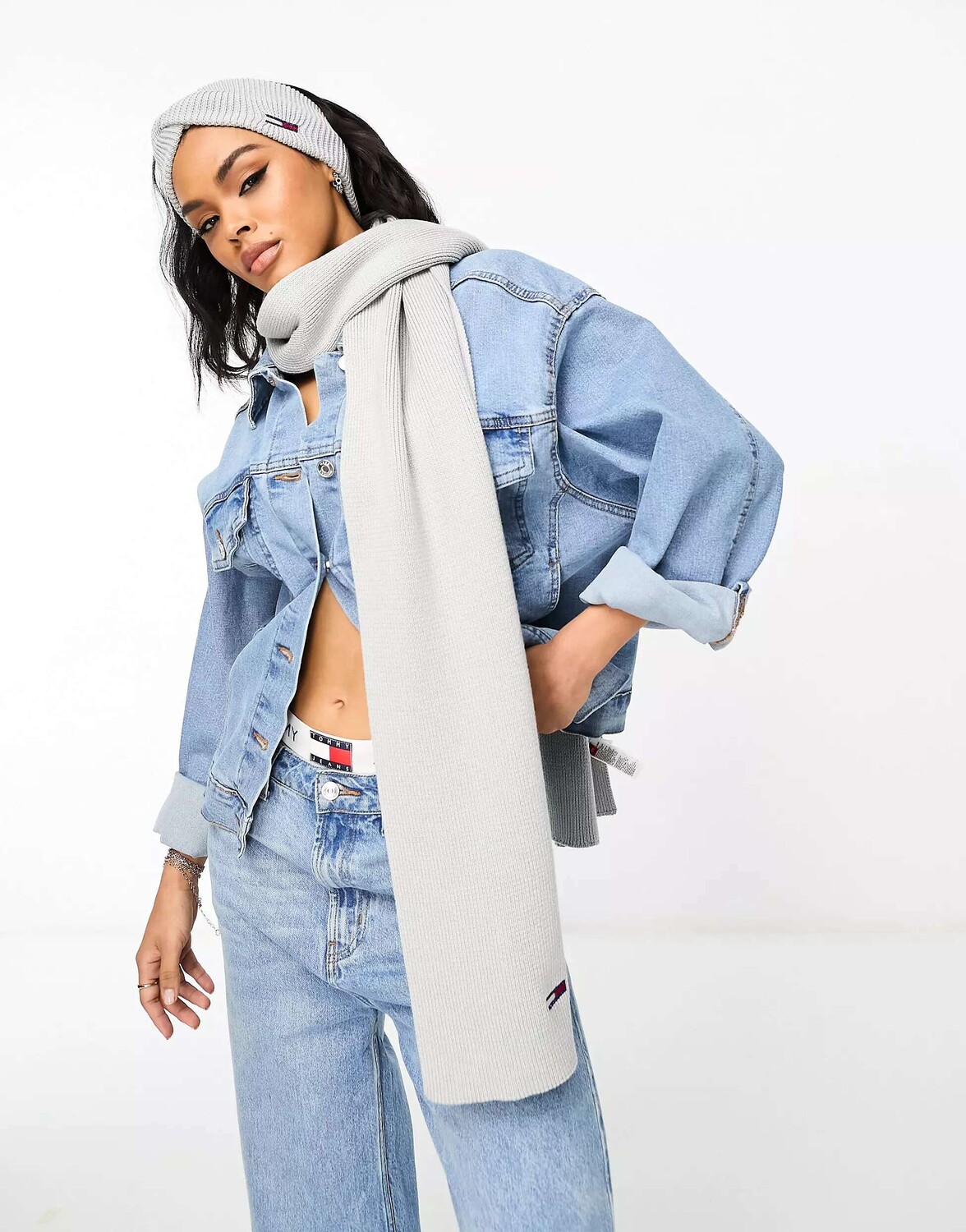 

Серебристо-серый шарф с флагом и логотипом Tommy Jeans