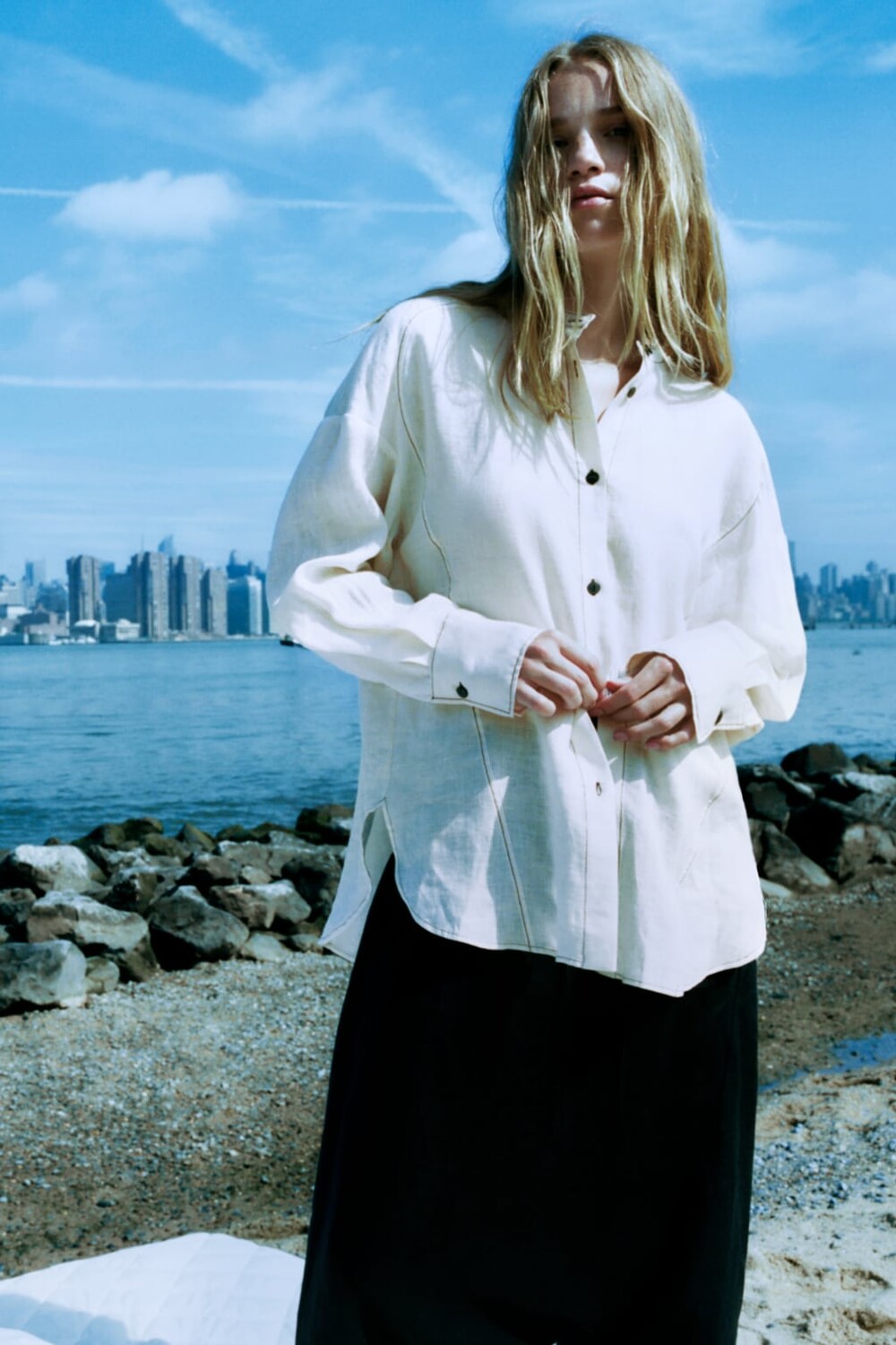 

Льняная рубашка oversize с отстрочкой ZARA, экру
