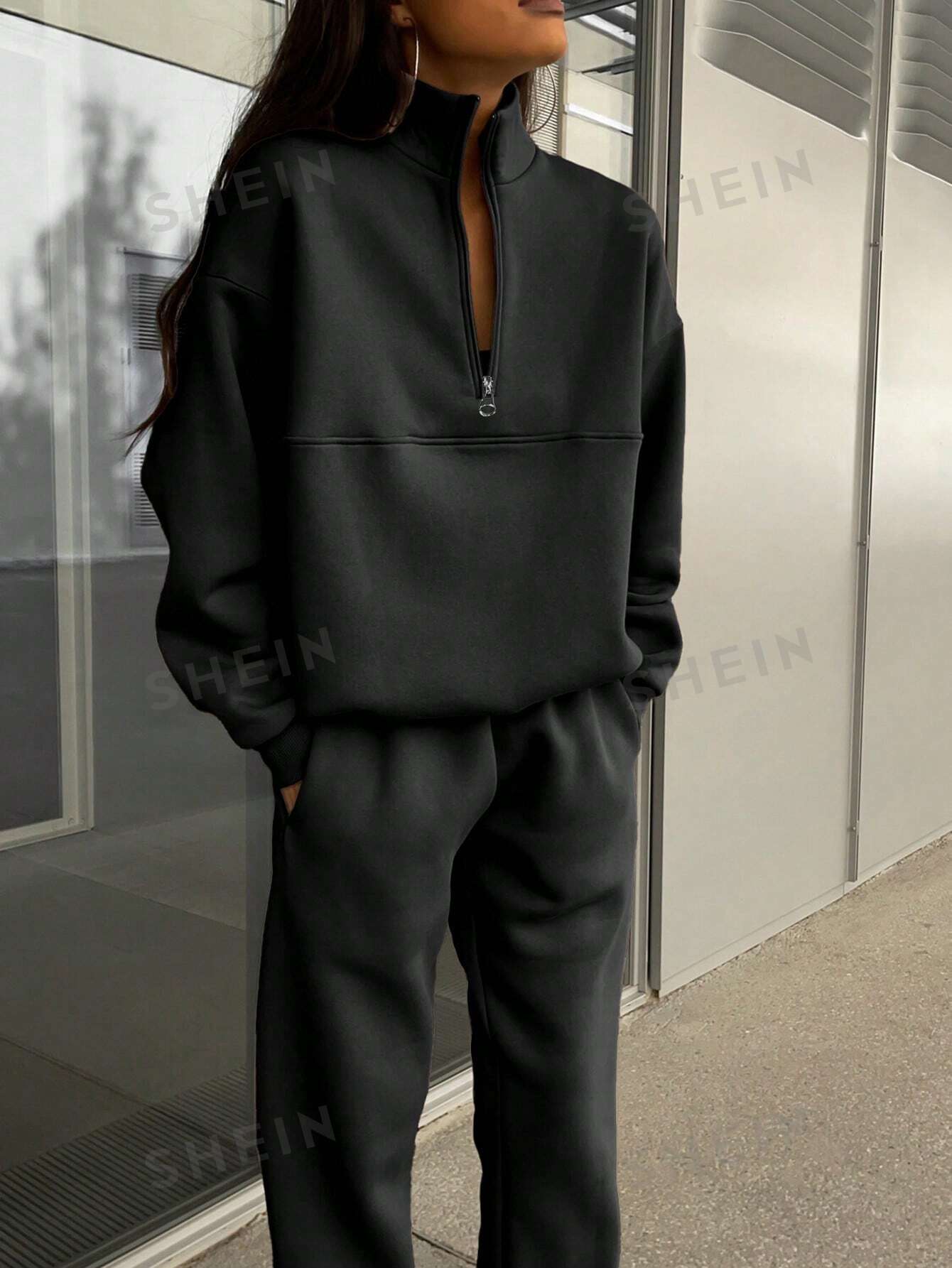 Однотонный топ с длинными рукавами на полумолнии и брюки с манжетами, черный фото