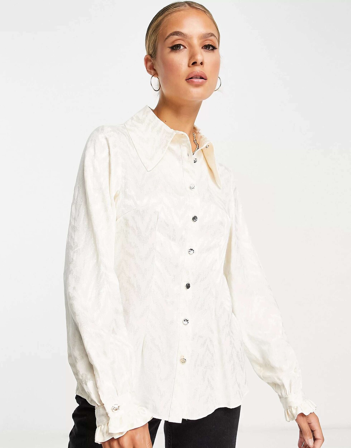 

Кремовая атласная рубашка с завязками и манжетами River Island