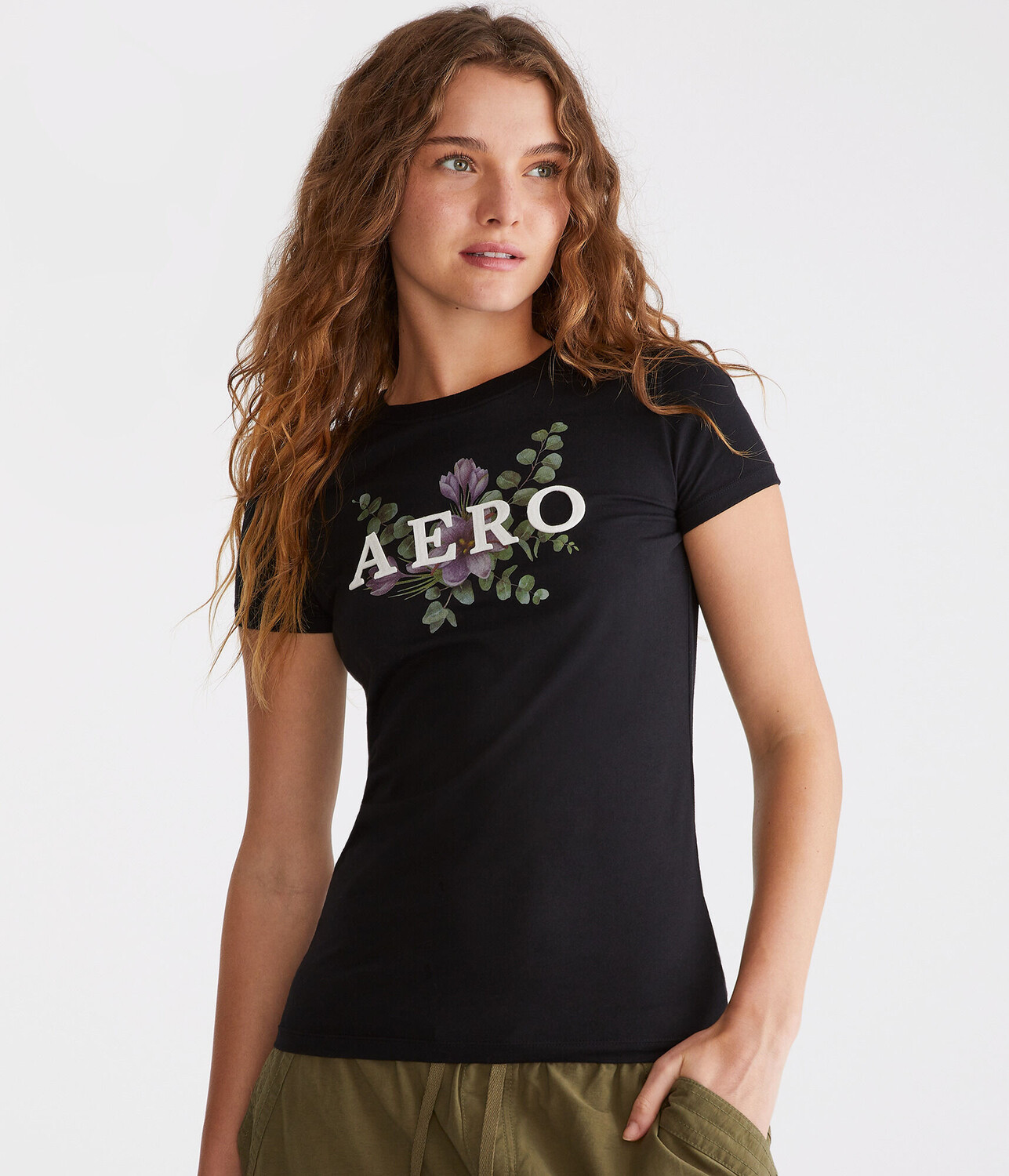 

Футболка с графической аппликацией Aero и цветочной аппликацией Aeropostale, черный