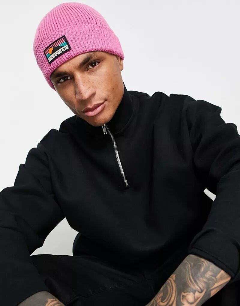 

Розовая шапка в рубчик в рубчик с резиновым логотипом ASOS