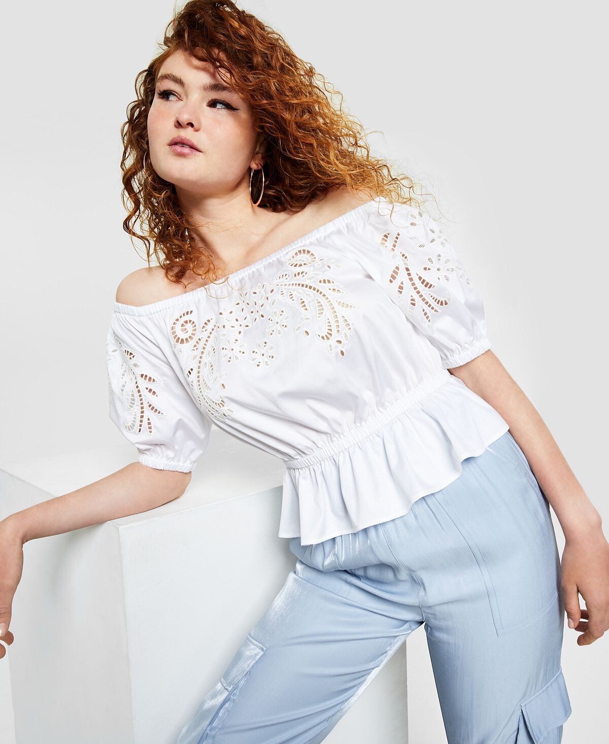 

Женский топ с открытыми плечами и баской Lazo с люверсами GUESS