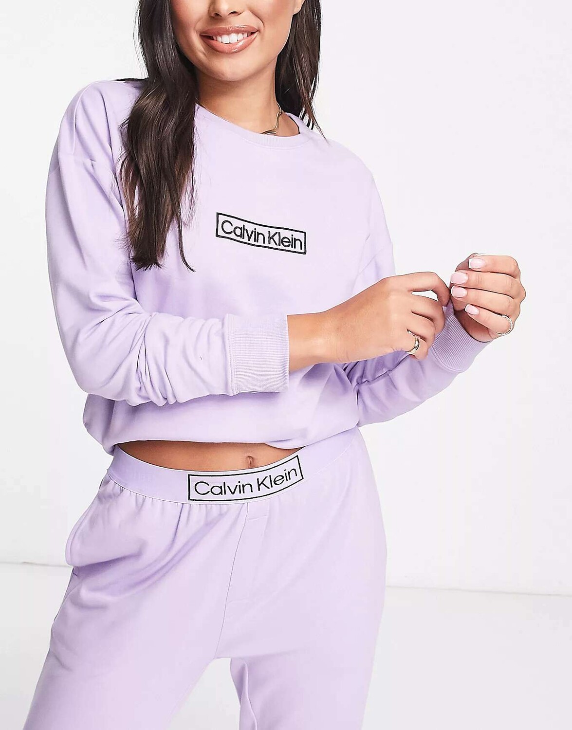 

Calvin Klein переосмыслил свитшот для сна вербеново-сиреневого цвета