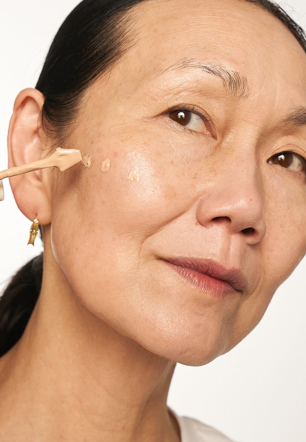 

Тональное средство FRESH NUDE FOUNDATION The Body Shop, цвет Light 1N