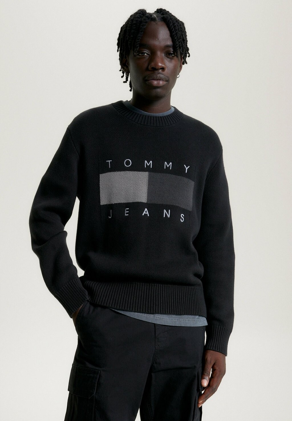 

Свитер TONAL FLAG BADGE Tommy Jeans, черный