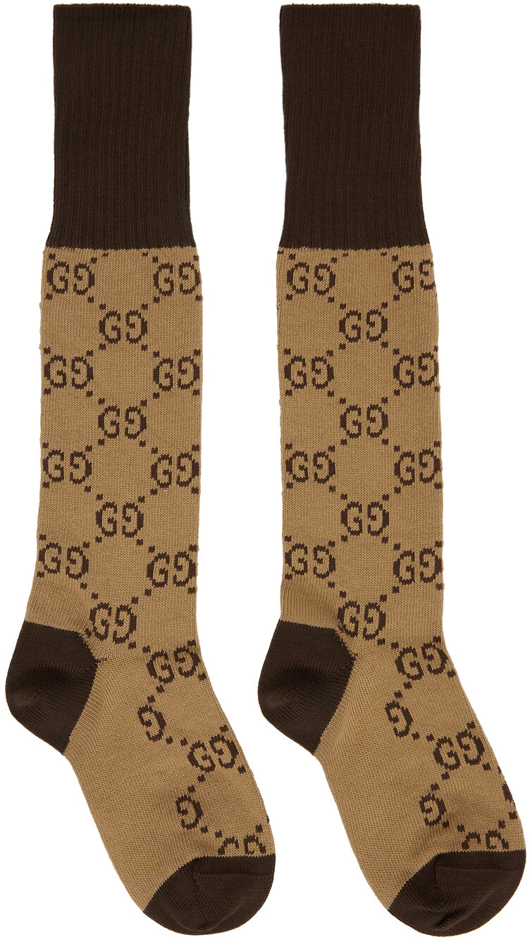 

Бежевые и коричневые хлопковые носки с узором GG Gucci