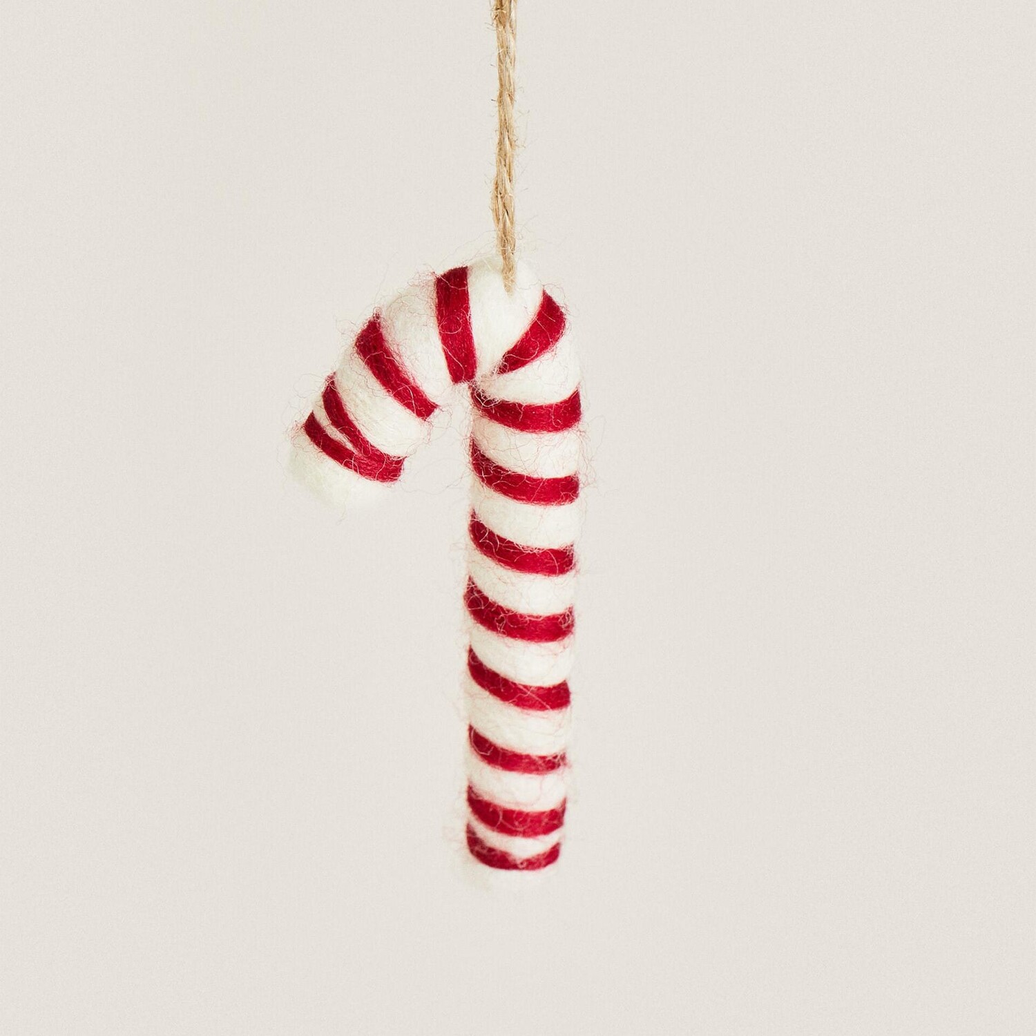 

Елочное украшение Zara Home Felt Peppermint Stick, белый/красный