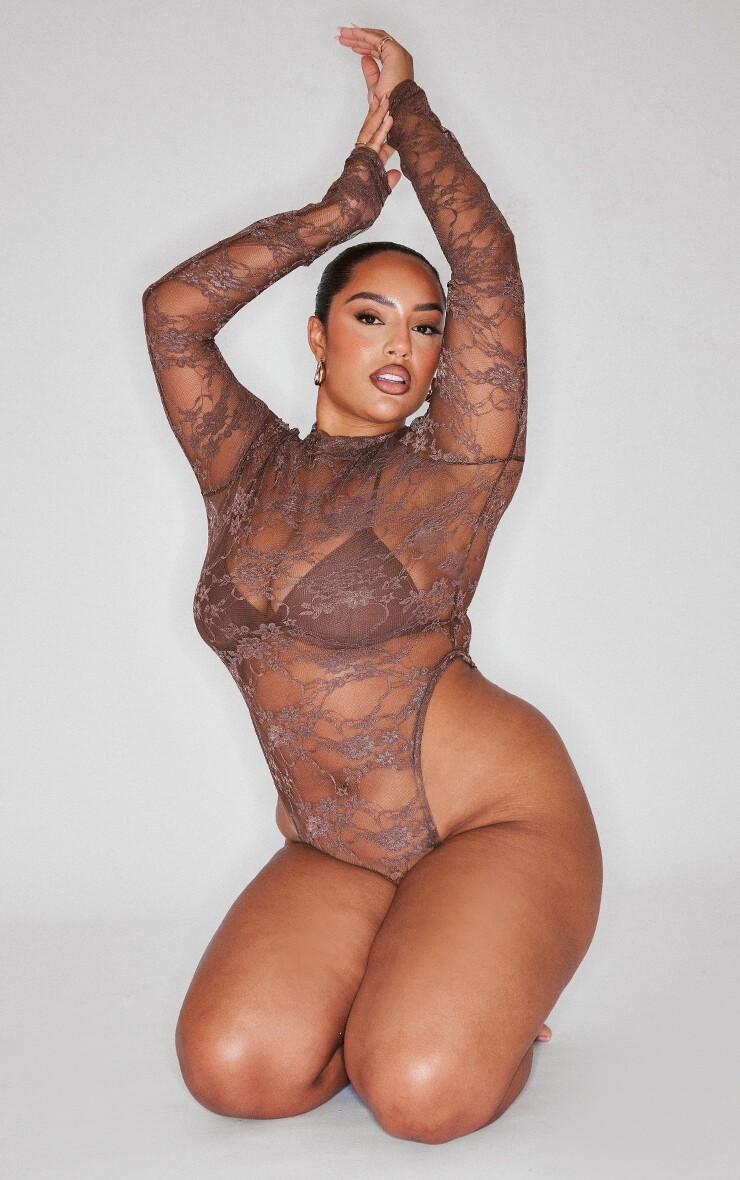 

PrettyLittleThing Плюс Шоколадно-коричневое кружевное боди с высоким вырезом и цветочным принтом