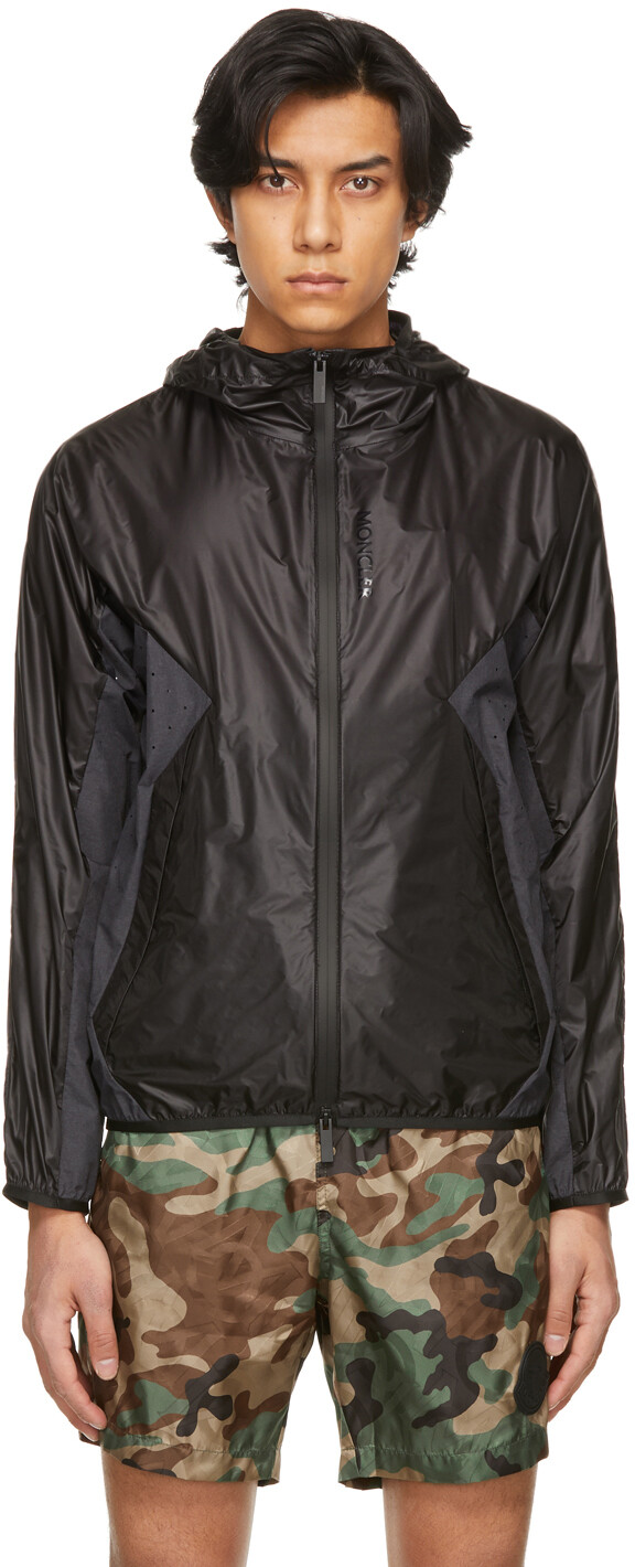 

Черная куртка с капюшоном Moncler
