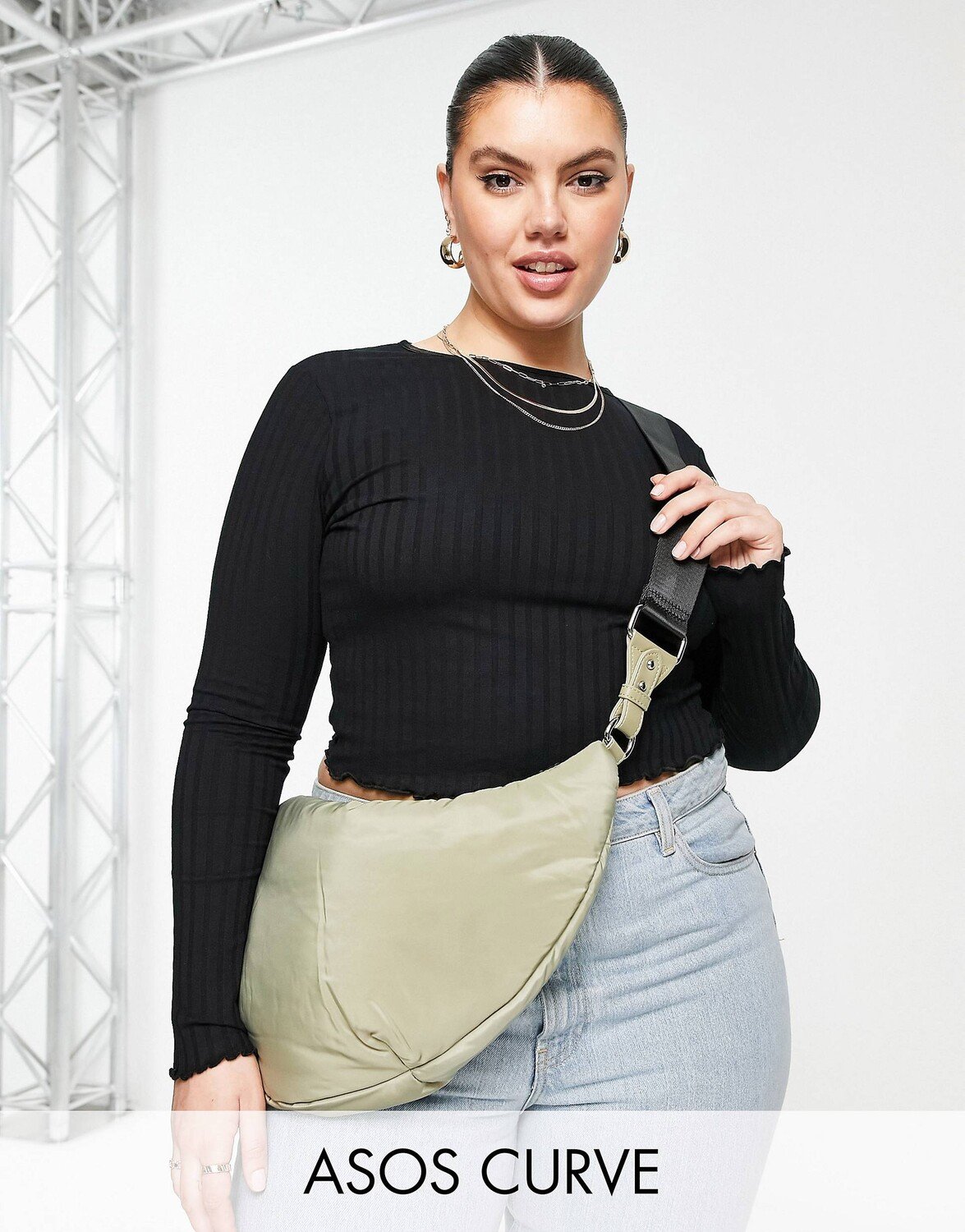 

Черная укороченная футболка с салатовым краем ASOS DESIGN Curve