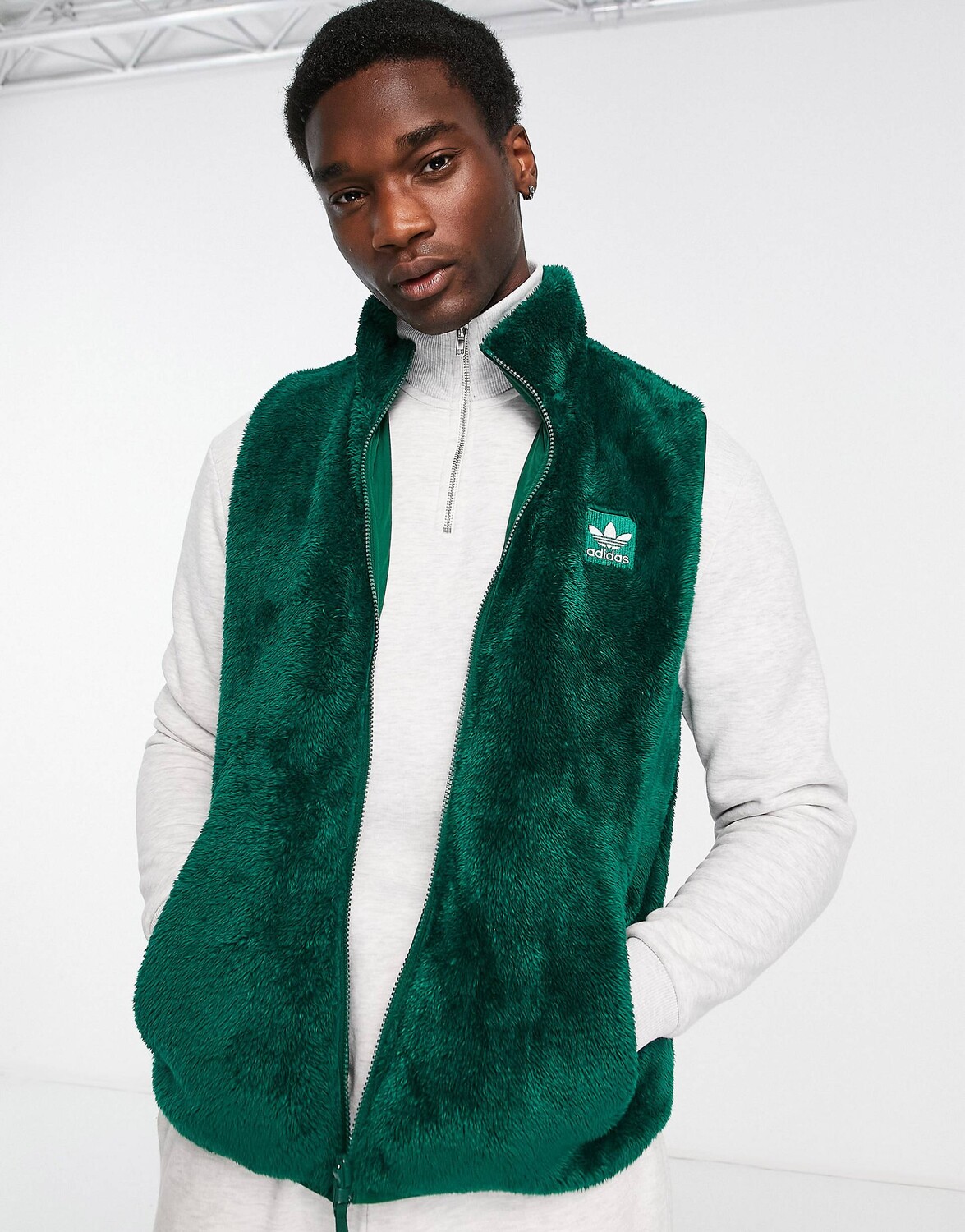 

Темно-зеленый пушистый жилет на молнии adidas Originals Essentials+